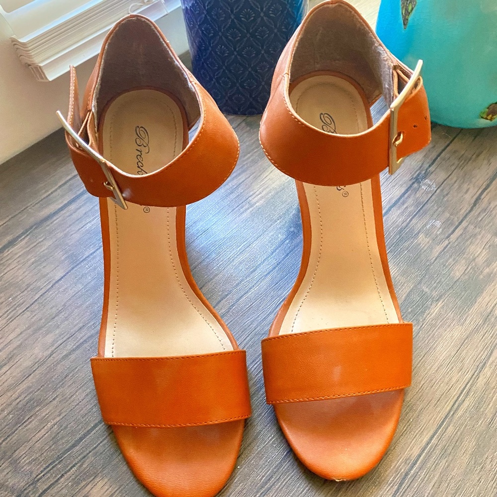 Breckelle's Open Toe Brown Wedges
